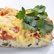 Куриная грудка запеченная с помидорами